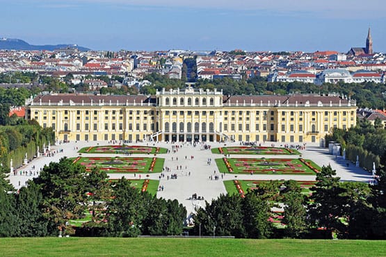 Wie Sie Ihren Transfer zum/vom Flughafen Wien buchen können?